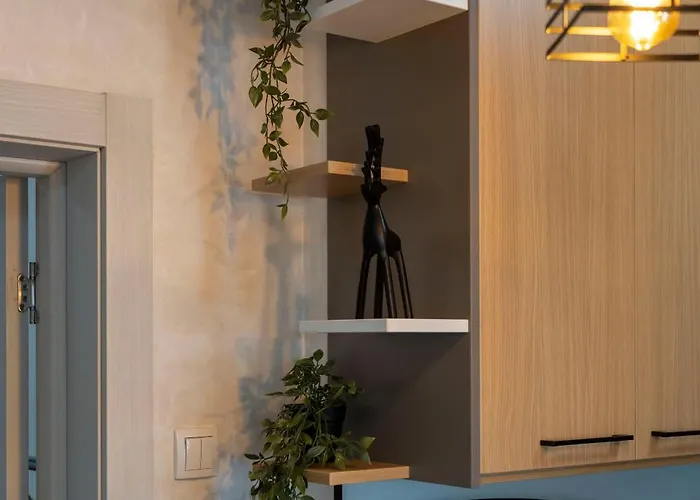 1-bedroom Near Airport شقة *