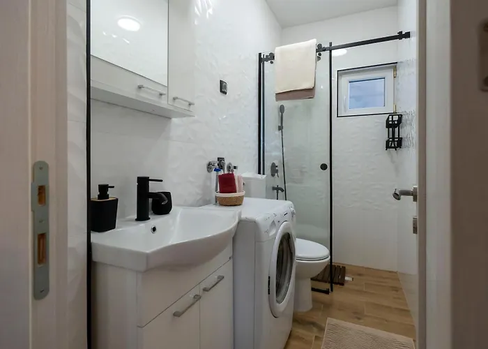 1-bedroom Near Airport شقة